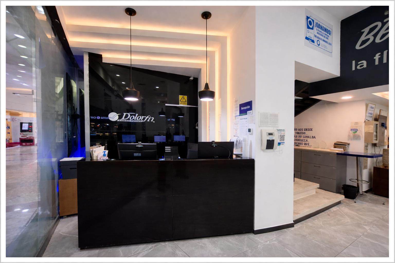 Recepción acogedora y área de espera Dolorfin Cancún – Quintana Roo