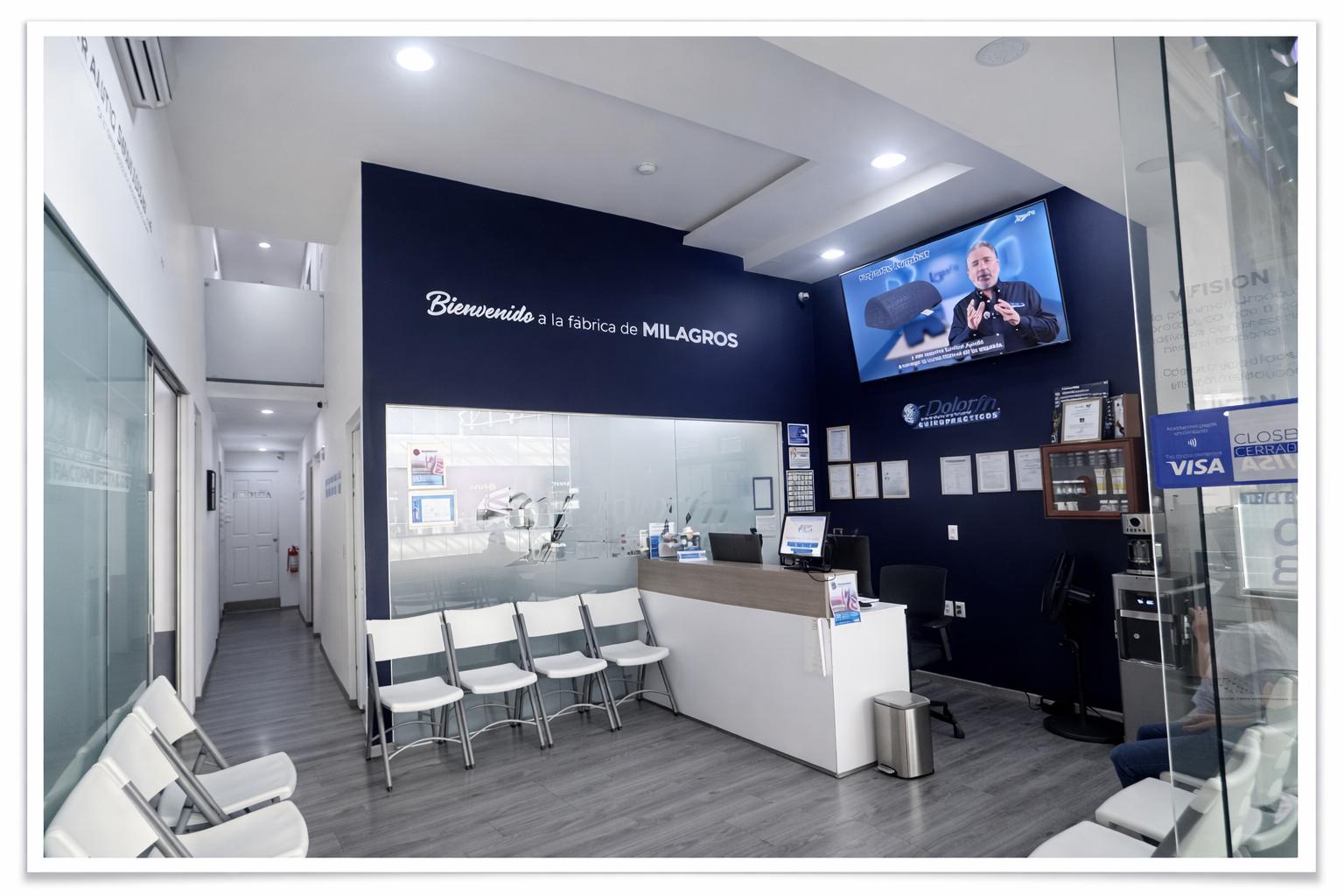 Recepción y área de espera en Dolorfin Fortuna Lindavista – CDMX Norte