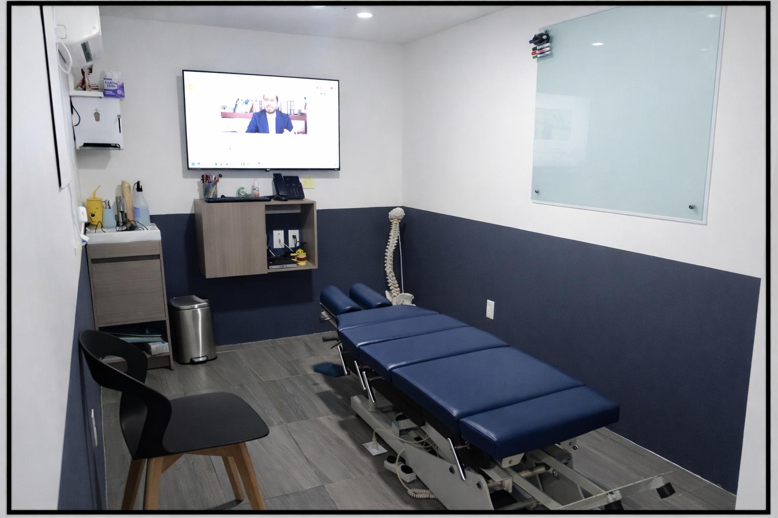 Sala de ajustes vertebrales en Dolorfin Juriquilla – Quiropráctica Querétaro