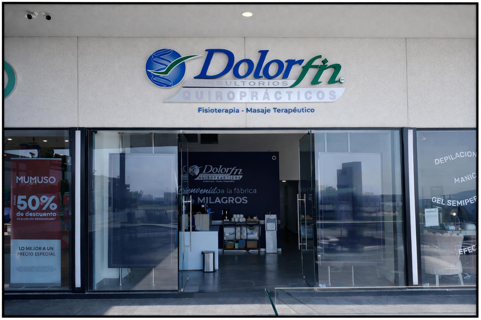 Fachada exterior de Dolorfin Juriquilla en Urban Center, Querétaro – Quiropráctica y Fisioterapia profesional en zona residencial y comercial